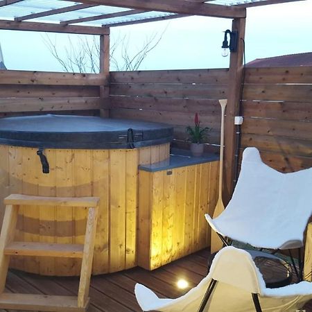 La Roulotte Des Amish & Bain Nordique A Remous Jacuzzi Guest House Mattexey Exterior foto